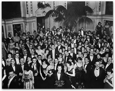 طباعة غير مؤطرة لفندق The Shining Overlook مقاس 11 × 14 - صورة عتيقة لقاعة الرقص المسكونة باللون البني الداكن، فن جداري قوطي باللونين الأسود والأبيض، ملصق ريفي قديم للنزل، أو المقصورة، أو البار، أو الحانة، أو الحانة، أو ديكور كهف الرجل in Saudi Arabia