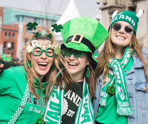 St. Patrick’s Day Earrings for Women – Lucky Green Shamrock Acrylic Dangle Earrings – Perfect Irish Festival Jewelry Gift for St. Patrick’s Day Outfits and Shirts in Saudi Arabia
