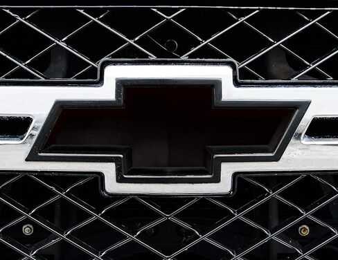 Mossy Oak Auto Emblem Skin - Matte Black in Saudi Arabia