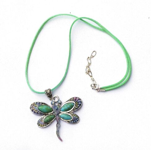 قلادة كبيرة من الفضة على شكل يعسوب مع لمسات مطلية ومجوهرات بوهو من الكريستال البراق المتلألئ بأحجار الراين الفيروزية in Kuwait