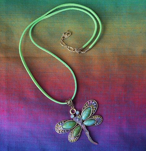 قلادة كبيرة من الفضة على شكل يعسوب مع لمسات مطلية ومجوهرات بوهو من الكريستال البراق المتلألئ بأحجار الراين الفيروزية in Kuwait