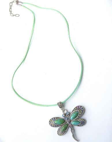 قلادة كبيرة من الفضة على شكل يعسوب مع لمسات مطلية ومجوهرات بوهو من الكريستال البراق المتلألئ بأحجار الراين الفيروزية in Kuwait