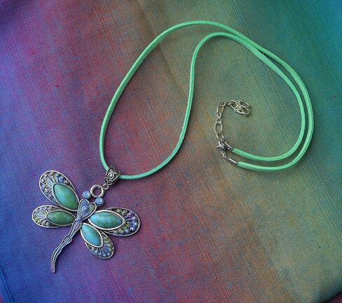 قلادة كبيرة من الفضة على شكل يعسوب مع لمسات مطلية ومجوهرات بوهو من الكريستال البراق المتلألئ بأحجار الراين الفيروزية in Kuwait