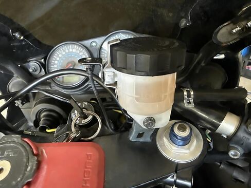 Motorcycle Brake Fluid Reservoir Tank Oil Cup Compatible with Ninja ZX6R ZX10R ZX14R ZX7 ZX7R ZX9R Z1000 GSXR600 GSXR750 GSXR1000 YZFR1 YZFR6 in Kuwait