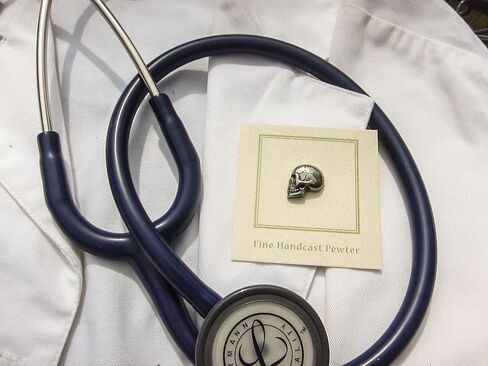 Jim Clift Design Skull Lapel Pin in Kuwait