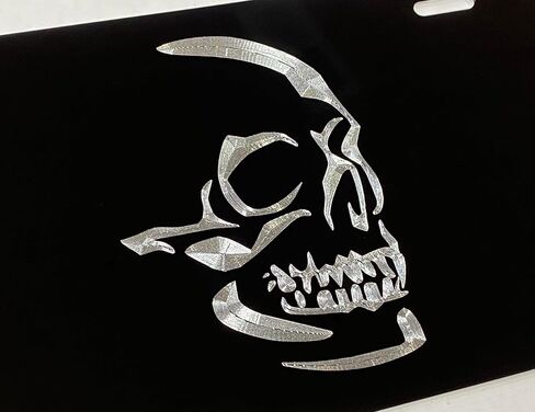 علامة سيارة بشعار جمجمة جديدة محفورة بالألماس على لوحة ترخيص مزخرفة من الألومنيوم الأسود in Kuwait