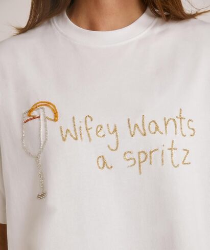 ست قصص | Wifey تريد تي شيرت مطرز بالخرز من Spritz | تي شيرت أبيض ناعم برسومات قطن 100% | مطرز يدويا شعار العروس الأعلى in Kuwait