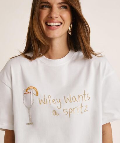 ست قصص | Wifey تريد تي شيرت مطرز بالخرز من Spritz | تي شيرت أبيض ناعم برسومات قطن 100% | مطرز يدويا شعار العروس الأعلى in Kuwait