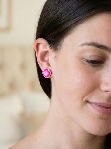 أقراط Sorrelli المرصعة على شكل وسادة من Sorrelli - ترصيع كريستال مستوحى من الطراز القديم مع حواف مزخرفة، ظهر يومي، لون البطيخ البري in Kuwait