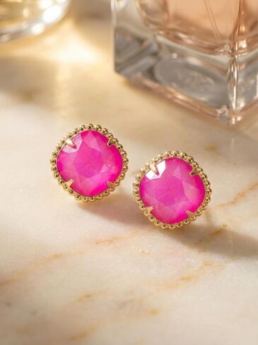 أقراط Sorrelli المرصعة على شكل وسادة من Sorrelli - ترصيع كريستال مستوحى من الطراز القديم مع حواف مزخرفة، ظهر يومي، لون البطيخ البري in Kuwait