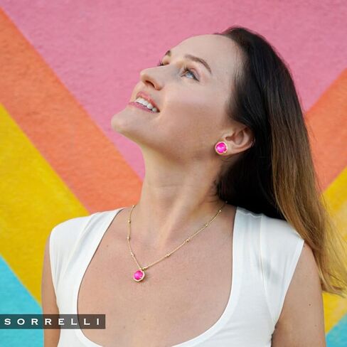 أقراط Sorrelli المرصعة على شكل وسادة من Sorrelli - ترصيع كريستال مستوحى من الطراز القديم مع حواف مزخرفة، ظهر يومي، لون البطيخ البري in Kuwait