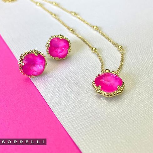 أقراط Sorrelli المرصعة على شكل وسادة من Sorrelli - ترصيع كريستال مستوحى من الطراز القديم مع حواف مزخرفة، ظهر يومي، لون البطيخ البري in Kuwait