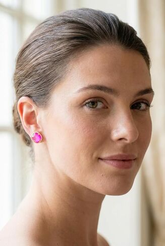 أقراط Sorrelli المرصعة على شكل وسادة من Sorrelli - ترصيع كريستال مستوحى من الطراز القديم مع حواف مزخرفة، ظهر يومي، لون البطيخ البري in Kuwait