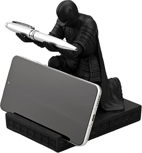 حامل قلم Windbreaker Soldier Knight ملحق مكتبي شخصي، حامل للهاتف المحمول ووحدة التحكم في الألعاب، حامل جهاز هدية لعشاق العصور الوسطى (أسود) in Kuwait