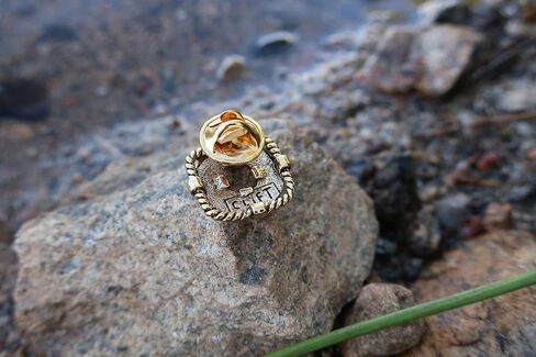 Jim Clift Design Life Preserver Gold Lapel Pin in Kuwait