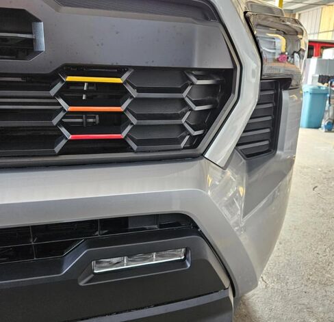خطوط لاصقة ثلاثية الأبعاد متوافقة مع شبكة Tacoma TRD Style Grille 2024 2025، الجيل الرابع Tacoma Grille 3 خطوط، متوفرة على TRD PreRunner/Sport/Offroad/Sport-I-Force Max/Pro (مقببة وليس مجرد ملصق) in Kuwait