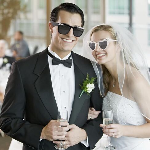 نظارات شمسية Just Married، نظارات شمسية للعروس والعريس لديكورات حفلات الزفاف، باللونين الأبيض والأسود in Kuwait