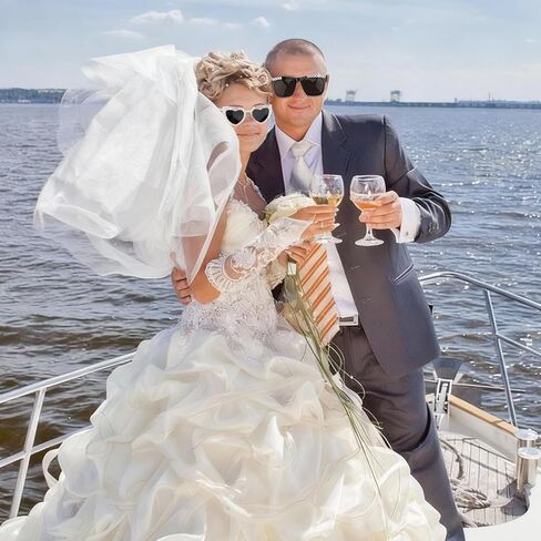 نظارات شمسية Just Married، نظارات شمسية للعروس والعريس لديكورات حفلات الزفاف، باللونين الأبيض والأسود in Kuwait