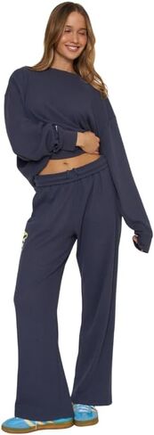 مجموعة مايفير - العالم يحتاج إلى المزيد من التعاطف - بنطال رياضي واسع الأرجل - أزرق داكن in Kuwait