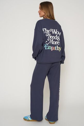 مجموعة مايفير - العالم يحتاج إلى المزيد من التعاطف - بنطال رياضي واسع الأرجل - أزرق داكن in Kuwait
