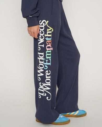 مجموعة مايفير - العالم يحتاج إلى المزيد من التعاطف - بنطال رياضي واسع الأرجل - أزرق داكن in Kuwait