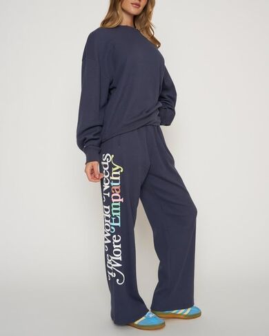 مجموعة مايفير - العالم يحتاج إلى المزيد من التعاطف - بنطال رياضي واسع الأرجل - أزرق داكن in Kuwait