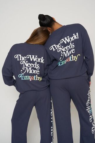 مجموعة مايفير - العالم يحتاج إلى المزيد من التعاطف - بنطال رياضي واسع الأرجل - أزرق داكن in Kuwait