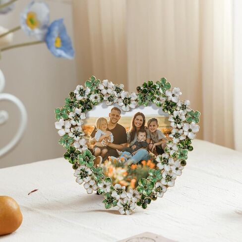 إطار صورة زهور خضراء - إطار صور على شكل قلب مقاس 4 × 4 للذكرى السنوية، هدية عرض على الطاولة in Kuwait