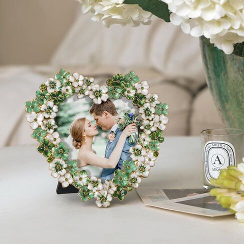 إطار صورة زهور خضراء - إطار صور على شكل قلب مقاس 4 × 4 للذكرى السنوية، هدية عرض على الطاولة in Kuwait