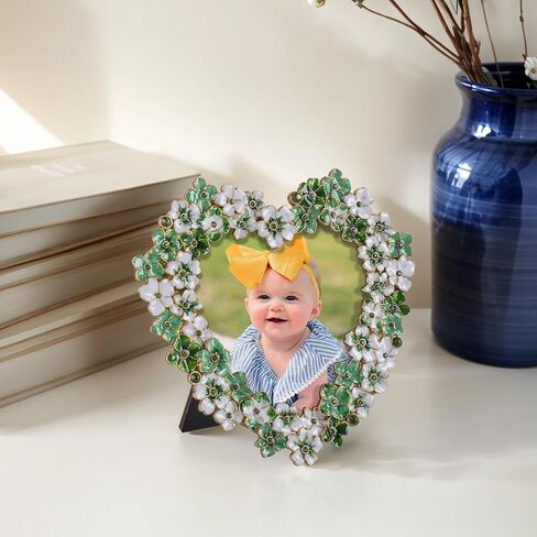 إطار صورة زهور خضراء - إطار صور على شكل قلب مقاس 4 × 4 للذكرى السنوية، هدية عرض على الطاولة in Kuwait