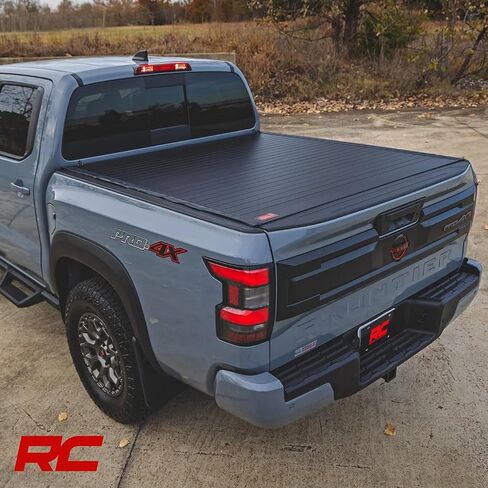 غطاء تونيو صلب قابل للطي من Rough Country لسيارة Nissan Frontier (2022-2026) - غطاء سرير شاحنة من الألومنيوم، يناسب سرير 5 أقدام in Kuwait