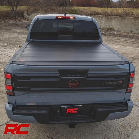 غطاء تونيو صلب قابل للطي من Rough Country لسيارة Nissan Frontier (2022-2026) - غطاء سرير شاحنة من الألومنيوم، يناسب سرير 5 أقدام in Kuwait