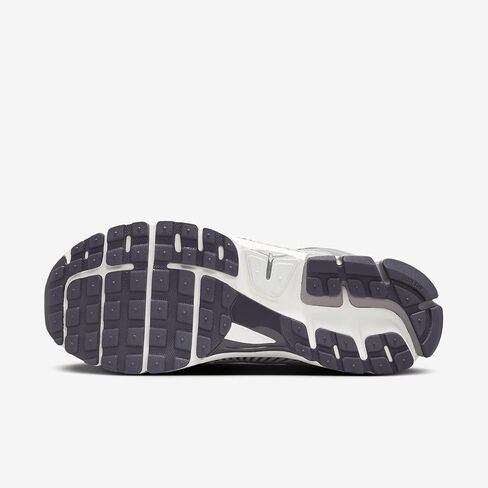 حذاء Nike Zoom Vomero 5 للرجال (HQ3643-019، بنفسجي بلاتيني/خام بنفسجي فاتح/ذهبي الفريق/زبيب داكن) مقاس 11 in Saudi Arabia