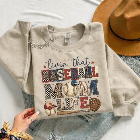 سترة FITIN للجنسين Livin' That Sports Mom Graphic ذات رقبة دائرية، بلوفر صوف مريح، بلوزة رياضية للأمهات المحبات للرياضة in Kuwait