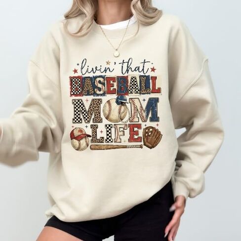 سترة FITIN للجنسين Livin' That Sports Mom Graphic ذات رقبة دائرية، بلوفر صوف مريح، بلوزة رياضية للأمهات المحبات للرياضة in Kuwait