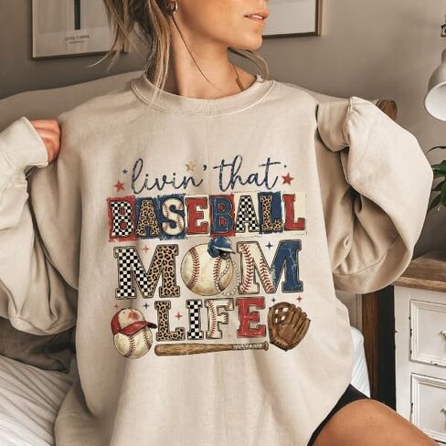 سترة FITIN للجنسين Livin' That Sports Mom Graphic ذات رقبة دائرية، بلوفر صوف مريح، بلوزة رياضية للأمهات المحبات للرياضة in Kuwait