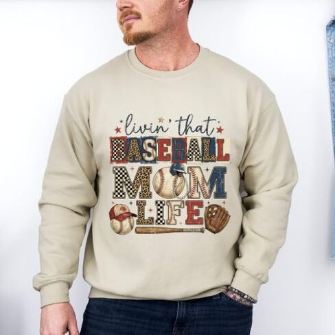 سترة FITIN للجنسين Livin' That Sports Mom Graphic ذات رقبة دائرية، بلوفر صوف مريح، بلوزة رياضية للأمهات المحبات للرياضة in Kuwait