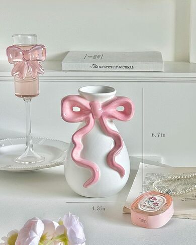 مزهرية سيراميك بيضاء بفيونكة وردية، مزهرية زهرة لطيفة لغرفة الحضانة في السكن الجامعي، ديكور بناتي لغرفة النوم في الشقة in Kuwait