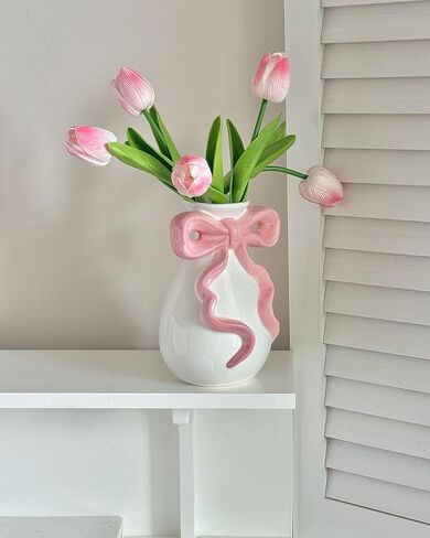 مزهرية سيراميك بيضاء بفيونكة وردية، مزهرية زهرة لطيفة لغرفة الحضانة في السكن الجامعي، ديكور بناتي لغرفة النوم في الشقة in Kuwait