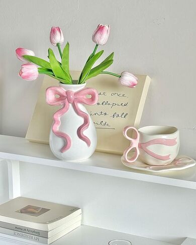 مزهرية سيراميك بيضاء بفيونكة وردية، مزهرية زهرة لطيفة لغرفة الحضانة في السكن الجامعي، ديكور بناتي لغرفة النوم في الشقة in Kuwait