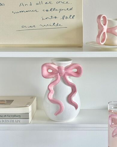 مزهرية سيراميك بيضاء بفيونكة وردية، مزهرية زهرة لطيفة لغرفة الحضانة في السكن الجامعي، ديكور بناتي لغرفة النوم في الشقة in Kuwait