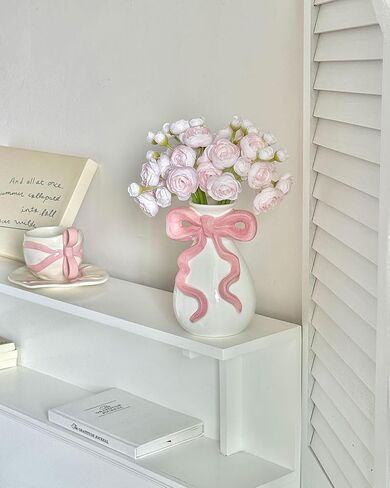 مزهرية سيراميك بيضاء بفيونكة وردية، مزهرية زهرة لطيفة لغرفة الحضانة في السكن الجامعي، ديكور بناتي لغرفة النوم في الشقة in Kuwait