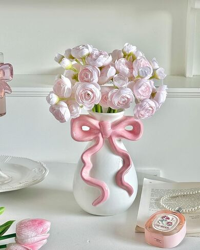 مزهرية سيراميك بيضاء بفيونكة وردية، مزهرية زهرة لطيفة لغرفة الحضانة في السكن الجامعي، ديكور بناتي لغرفة النوم في الشقة in Kuwait