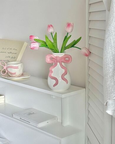 مزهرية سيراميك بيضاء بفيونكة وردية، مزهرية زهرة لطيفة لغرفة الحضانة في السكن الجامعي، ديكور بناتي لغرفة النوم في الشقة in Kuwait