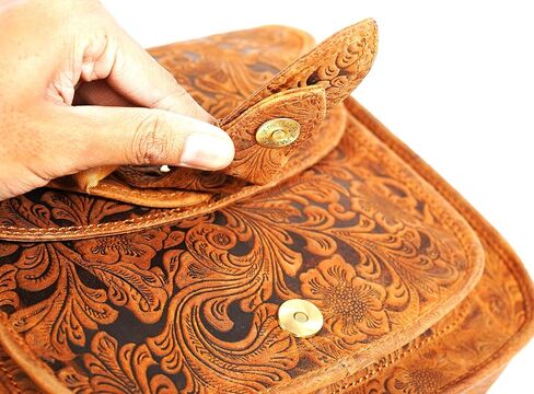 حقيبة كروس جلدية منقوشة للنساء | حمالة كتف على الطراز العتيق مع غطاء بإبزيم مغناطيسي | حقيبة كروس صغيرة للاستخدام اليومي للسفر والاستخدام العادي واليومي in Kuwait