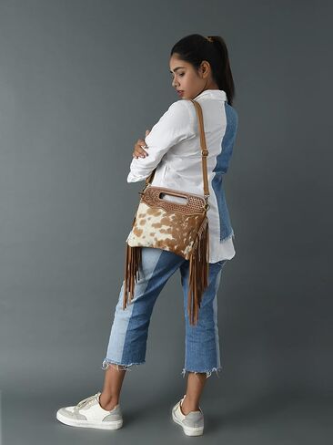 حقيبة كروس نسائية من جلد الغزال الغربي بشراشيب شعر على الجسم مع حزام قابل للتعديل | حقيبة يد جلدية | محفظة | حقيبة حبال جانبية in Kuwait