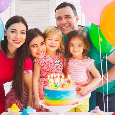 دبوس عيد ميلاد سعيد، إنها شارة عيد ميلادي، دبابيس أعياد ميلاد بيضاء مقاس 2.28 بوصة للأولاد والبنات، خط كرتوني ملفت للنظر وأنماط نجمة حمراء صغيرة، هدايا أعياد الميلاد، مستلزمات تزيين الحفلات in Saudi Arabia