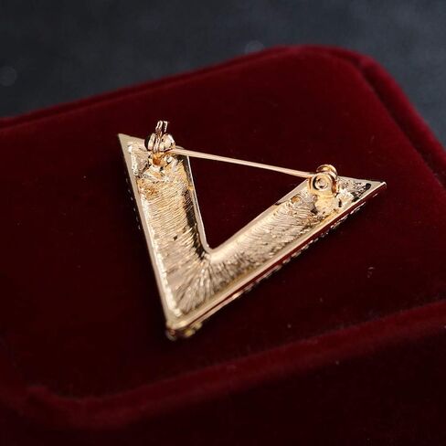 بسيطة جديدة رسالة V-نوع المرأة مايكرو مطعمة الراين تألق بروش شخصية شعبية دبوس مثلث المجوهرات in Kuwait