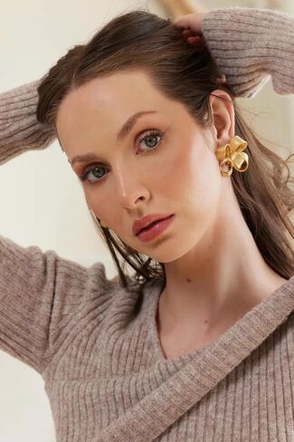 أقراط كينيث جاي لين ذهبية ساتان على شكل فيونكة (كبيرة) in Kuwait