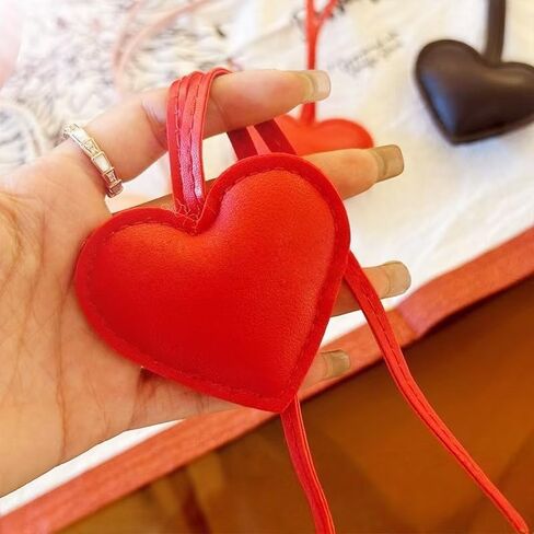 سلسلة مفاتيح على شكل قلب من الجلد مكونة من قطعتين من DESIAR للنساء والفتيات - إكسسوارات سلسلة مفاتيح على شكل قلب لطيفة لحقيبة اليد وحقيبة الظهر وحقيبة اليد (أحمر وأسود) in Kuwait